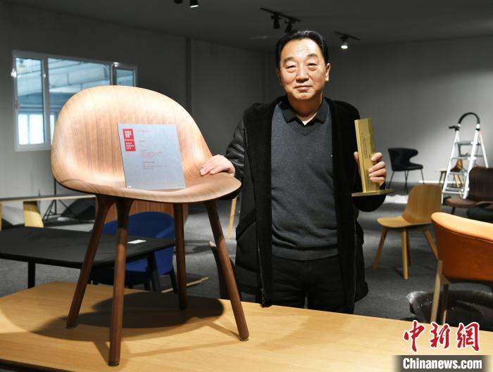 圖為產(chǎn)業(yè)園內(nèi)的一家公司負責(zé)人展示獲得德國IF設(shè)計金獎的椅子。　宋敏濤 攝